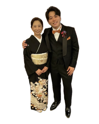 結婚式で晴れ姿の親子